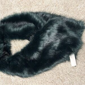 NWT Elegant Emerald Green Faux Fur Scarf